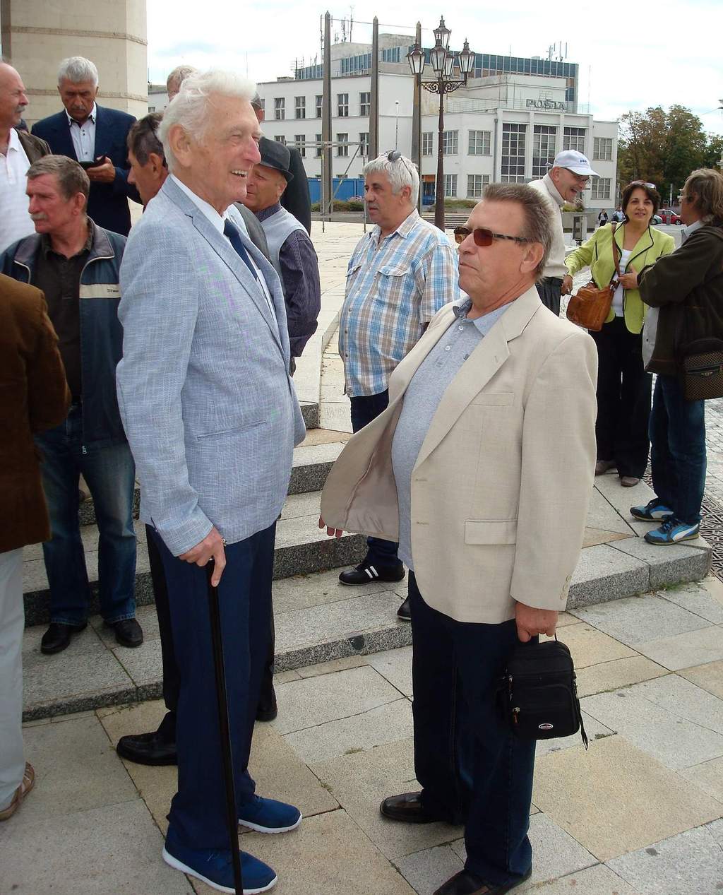 Pplk.v.v. Vítězslav Matiaska, velitel školního praporu, s Viliamem Bartoněm, absolventem AU Nitra