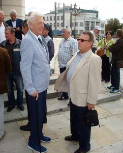 Pplk.v.v. Vítězslav Matiaska, velitel školního praporu, s Viliamem Bartoněm, absolventem AU Nitra