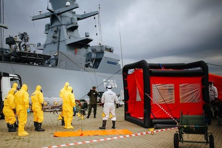 Vigorous Warrior: Na palubě lodi v Rostocku zasahovali čeští specialisté biologické ochrany