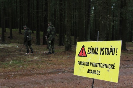 Pyrotechnickou očistu CHKO Brdy měly na starosti na čtyři desítky příslušníků Odřadu pyrotechnické očisty 15. ženijního pluku. Denně prošly 15 až 20 hektarů v závislosti na terénu, četnosti nálezů nebo počasí.