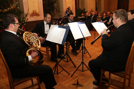 Vánoční koncert v Komorním Hrádku doplnila výstava pohádkových knih