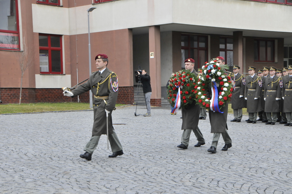 Čestná stráž AČR nese věnec k pomníku armádního generála Tomáše Sedláčka