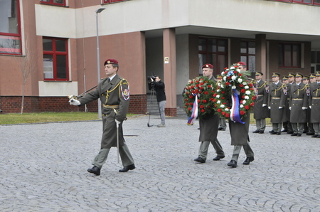 Čestná stráž AČR nese věnec k pomníku armádního generála Tomáše Sedláčka