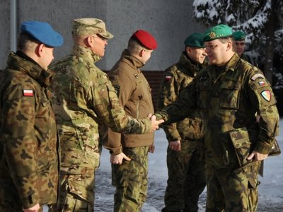 Velitel 7. mechanizované brigády plukovník Jiří David se zdraví se svými protějšky