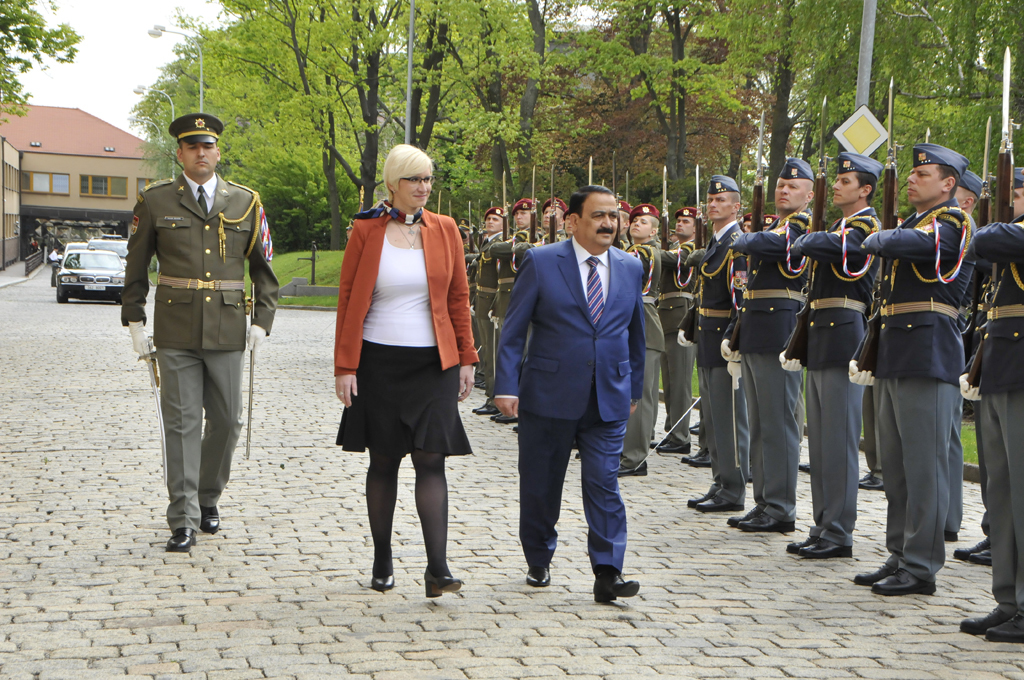 Military honours accompanied the arrival of the Iraqi Defence Minister (1)