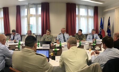  Jednání mezi zástupci NRFC a CIOR, uprostřed generálmajor Jaromír Alan