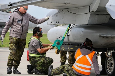  České gripeny jsou na intenzivním cvičení v neustálé péči pozemního technického personálu