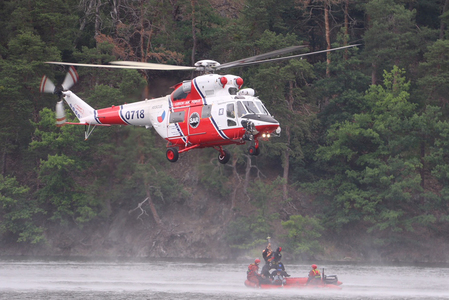 Letečtí záchranáři na přehradě Hracholusky trénovali náročnou záchranu z vodní hladiny