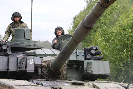 Ministryně obrany v tanku T-72 M4CZ