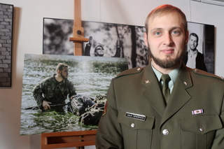 Čet. Jakub Hendrych se svou fotografií z kalendáře.