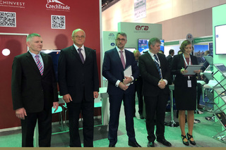 Official opening of the Czech stand: President of the Defence and Security Industry Association of the Czech Republic, Jiří Hynek (left); Ambassador of the Czech Republic to the UAE Jiří Slavík; Minister Metnar; A representative of the Ministry of Industry and Trade; Interpreter (right). 