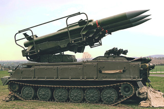 Nepřátelský cíl je následně ničen raketami z odpalovacího zařízení 2P25. 