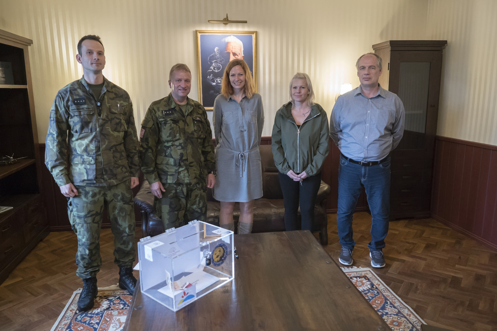 Zástupci města Moravský Krumlov při předání kasičky Nadace pro transplantace kostní dřeně