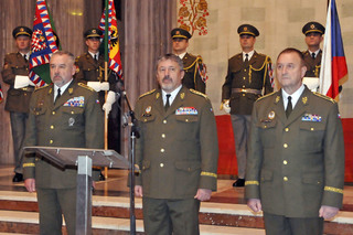 Zleva: odcházející velitel pozemních sil generálmajor Josef Kopecký, náčelník Generálního štábu Armády ČR Aleš Opata a nový velitel pozemních sil brigádní generál Ladislav Jung.