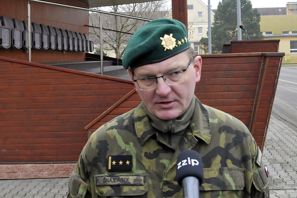 Plukovník Petr Šnajdárek, vedoucí oddělení systému velení a řízení Armády ČR, který odpovídal za odbornou výstavbu praporu, dává rozhovor pro média