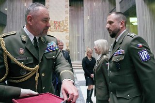 Vyznamenání z rukou generálmajora Josefa Kopeckého, velitele Velitelství pro operace, převzali i příslušníci 6. jednotky Vojenské policie KAMBA, jejichž úkolem byla ochrana a obrana zastupitelského úřadu ČR v Kábulu