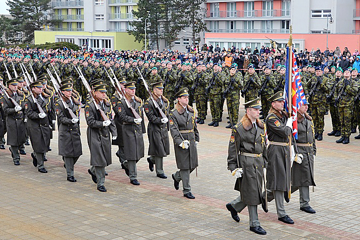 Čestná stráž přináší bojový prapor při slavnostní přísaze ve Vyškově