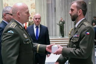 Věcné dary předával zástupce velitele Velitelství pro operace brigádní generál Petr Procházka.