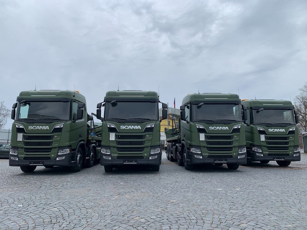 Centrum podpory operací v Pardubicích převzalo novou moderní nákladní techniku. Přepravník SCANIA R590 s nástavbou stranového překladače HAMMAR 190 HB bude nově sloužit k logistickému zabezpečení především zahraničních operací.