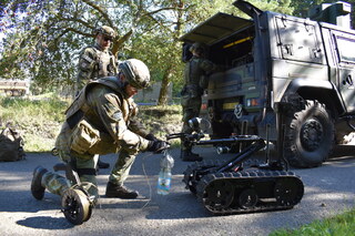 Příprava improvizované vodní nálože, použití robota Talon