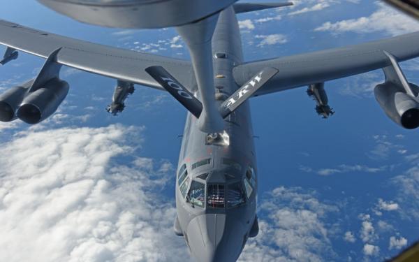 Bombardér přiletí z americké základny v Louisianě, na 30 hodinové cestě bez mezipřistání bude doplňovat palivo za letu 