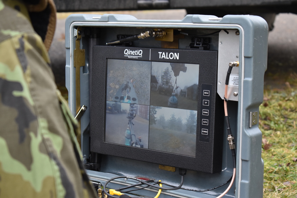 pohled EOD operátora na reálnou situaci v místě hrozby skrze kameru robota Talon