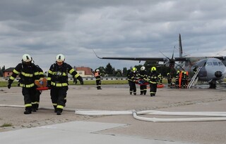 Zraněné hasiči vyprošťovali z letadla a předávali záchranářům
