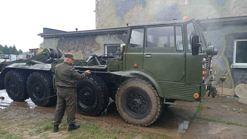 Příslušníci Aktivní zálohy Záchranné roty 151. a 153. ženijního praporu při přípravě techniky na zimní období, tzv. přechodech