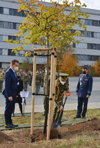 U příležitosti 15. výročí centra zasadil první zástupce náčelníka Generálního štábu AČR generálporučík Jaromír Zůna strom.