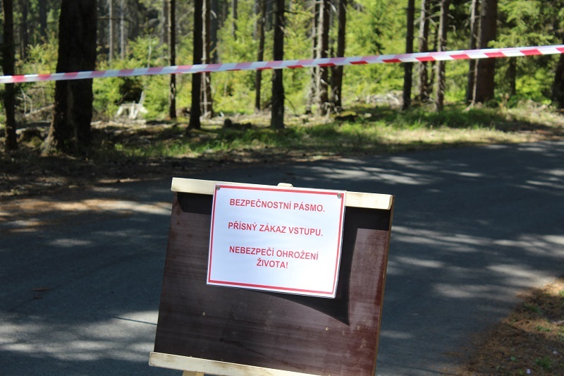 Upozornění o zákazu vstupu do prostoru provádění pyrotechnických prací