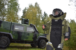 Pyrotechnik v obleku EOD a vozidlo IVECO.