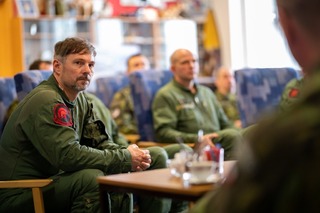 Beseda s piloty a příslušníky inženýrsko letecké služby