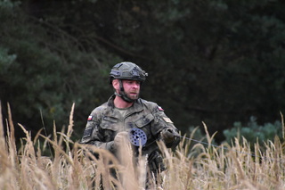 Cvičící z polské armády při přípravě odpalovacího zařízení