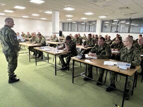  Velitel Velitelství pro operace, generálporučík Václav Vlček, který během cvičení zastával funkci velitele Hlavního místa velení OS ČR, při pravidelném večerním briefingu.