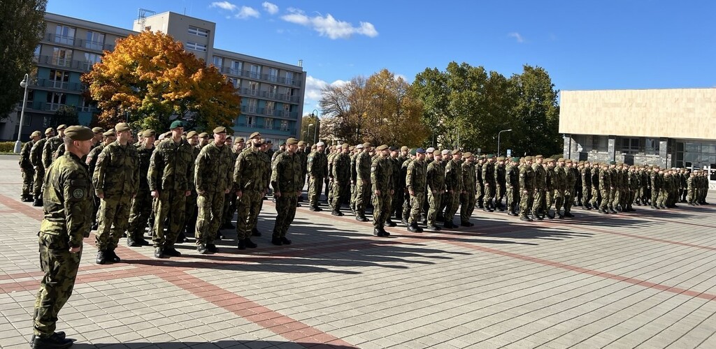 Nástup vojáků cvičení CZECH LION 2025 ve Vyškově. Pod státním znakem a vlajkami České republiky a NATO nastoupili příslušníci 7. mechanizované brigády „Dukelské“ a dalších útvarů, kteří se podílejí na velitelsko-štábním cvičení zaměřeném na plánování a řízení operací vysoké intenzity.