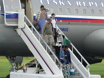 Tři barmské děti přiletěly do Česka na léčení