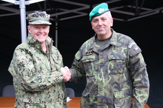 Generálmajor Ivo Střecha, ředitel sekce rozvoje sil MO, a admirál Francis Morley, ředitel Úřadu pro mezinárodní programy.
