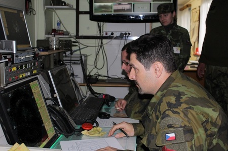  Operátoři radiolokační techniky vyhodnocují projevy rušení