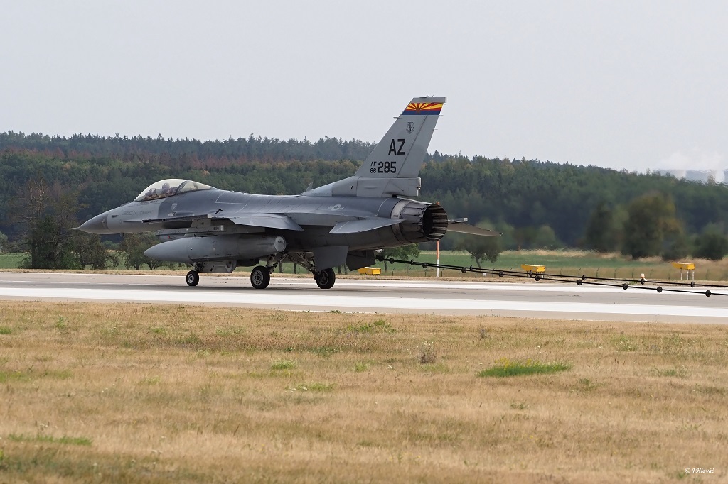 Americkému letounu F-16 selhal brzdící systém. Příprava na Ample Strike prověřila jeho funkčnost