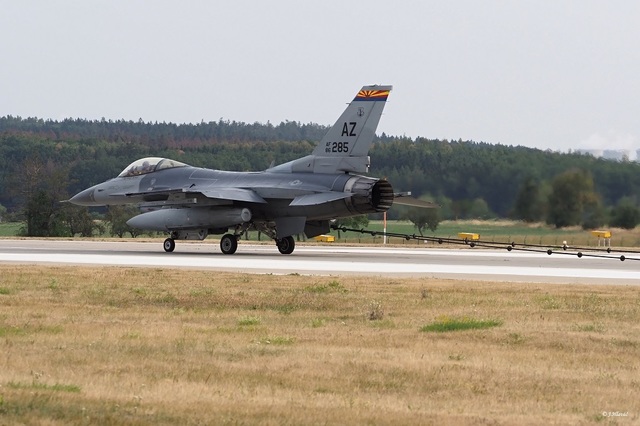 Ilustrační obrázek ke článkuAmerickému letounu F-16 selhal brzdící systém. Příprava na Ample Strike prověřila jeho funkčnost