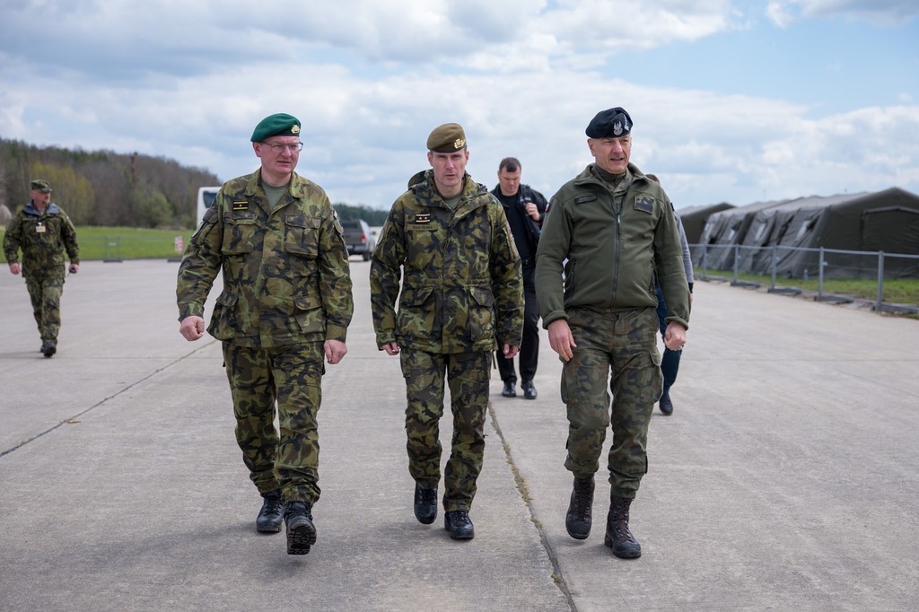 Generálmajor Karel Řehka a generál Rajmund Andrzejczak přijeli do Bechyně na cvičení FEDERATED CLOUD