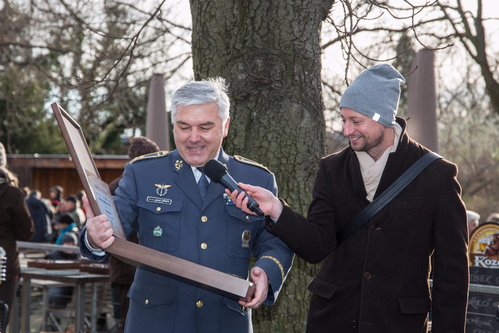 Generálmajor Jaromír Šebesta přebírá ocenění Velký Richard