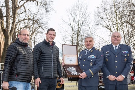 Letos ceny spolu s ředitelem Zoo Praha Miroslavem Bobkem předával judista Lukáš Krpálek, za armádu ji převzal generálmajor Jaromír Šebesta