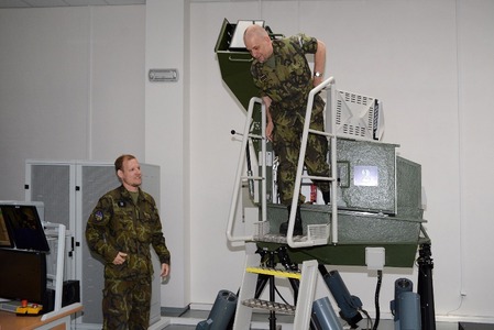 Generálporučík Baloun si prohlédl trenažér kolového bojového vozidla pěchoty Pandur