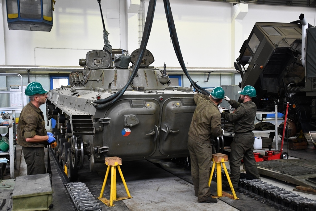  Na jednom kusu BVP-2 pracovalo několik mechaniků dva až tři týdny 