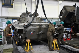  Na jednom kusu BVP-2 pracovalo několik mechaniků dva až tři týdny 