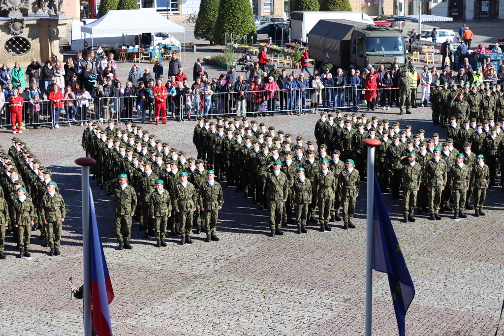 Nastoupené jednotky žáků 1. ročníků na náměstí v MT