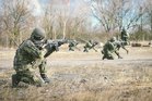  Skupina urdžuje nepřítele po kontaktu pod stálou palbou  