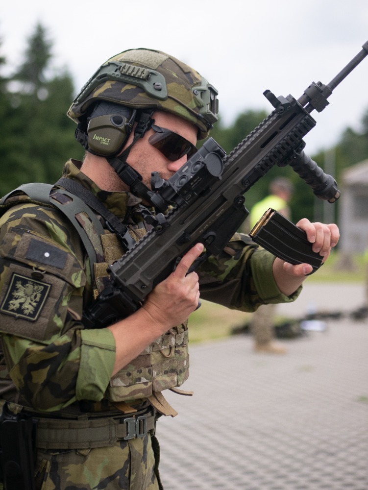 Kurz MCC zahrnuje základní střelecké dovednosti