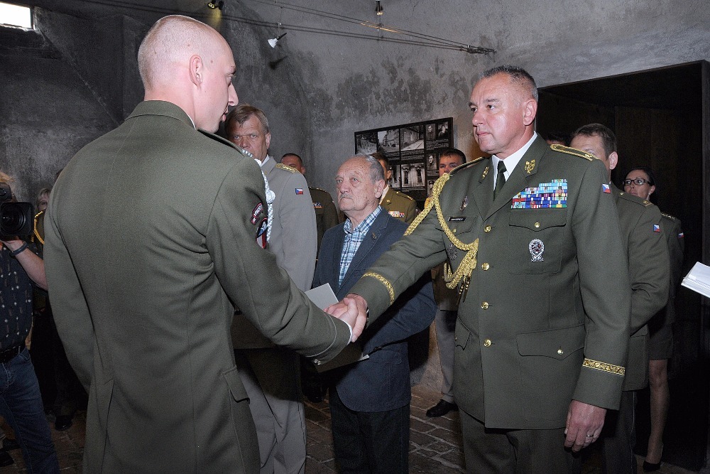 Absolventům vtiskl do dlaně pamětní minci generál Josef Kopecký